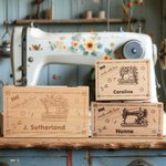 Boîte de rangement en bois personnalisée avec nom pour machine à coudre Made With Love Cadeau d'anniversaire pour couturière passionnée de couture