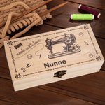 Boîte de rangement en bois personnalisée avec nom pour machine à coudre Made With Love Cadeau d'anniversaire pour couturière passionnée de couture
