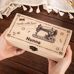 Boîte de rangement en bois personnalisée avec nom pour machine à coudre Made With Love Cadeau d'anniversaire pour couturière passionnée de couture