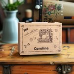 Boîte de rangement en bois personnalisée avec nom pour machine à coudre Made With Love Cadeau d'anniversaire pour couturière passionnée de couture