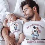 Personalisierte Daddy Holding Baby Design 100% Baumwolle T-shirt Baby Onesie passende Outfit Unser erstes Vatertag zusammen Geschenk für neue Papa Bab