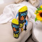 Personalisierte bunte Torte Kerze Heilige ich bin magnetische Hand-Holding Socken mit Nummer Geburtstag Party Geschenk für Freund Familie