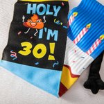 Personalisierte bunte Torte Kerze Heilige ich bin magnetische Hand-Holding Socken mit Nummer Geburtstag Party Geschenk für Freund Familie