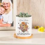 Personalisierter Keramik Pflanzentopf Omas Garten Geburtsblumen-Strauß mit Bambus Sockel und Namen Muttertag Geschenk für Mama Oma