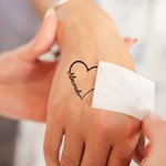 Tatouage Temporaire Imperméable Personnalisé avec 1-5 Noms Motif de Coeurs Cadeau de Soirée Fête des Pères pour Famille Ami Couple