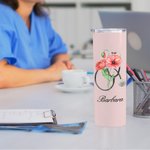 Personalisierte Geburt Blume Stethoskop 20oz Skinny Becher mit Strohhalm und Reinigungsbürste Graduierung Geburtstag Geschenk für Krankenschwester Med