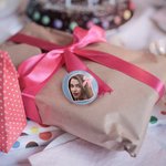 Insignia personalizada con foto y lazo rosa Coquette Set de 5 Regalo de cumpleaños para un amigo de la familia