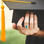 Anello quadrato personalizzato con zircone e testo inciso Regalo di completamento per i laureati della classe 2025