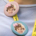 Insignia personalizada con foto y lazo rosa Coquette Set de 5 Regalo de cumpleaños para un amigo de la familia