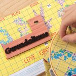 Gepersonaliseerde 2 in 1 Houten Kruissteek Lijnmarkeerder en Magnetische Naaldhouder met Naam Verjaardag Moederdag Cadeau voor Kruissteekliefhebber