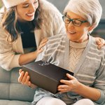 Pyjama en Satin Personnalisé avec Nom Fleur de Naissance Vêtements avec Masque de Yeux Chouchou de Cheveux Cadeau Anniversaire Fête pour Femme