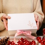 Pyjama en Satin Personnalisé avec Nom Fleur de Naissance Vêtements avec Masque de Yeux Chouchou de Cheveux Cadeau Anniversaire Fête pour Femme