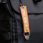 Porte-clés de Voyage Personnalisé avec Nom Brodé sur Feutre Texte Gravé sur Anneau Cadeau d'Anniversaire pour Voyageur