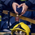 Gepersonaliseerde lederen brandweerhelm schild sleutelhanger met departement positie en naam verjaardagscadeau voor brandweerman