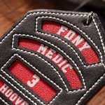 Gepersonaliseerde lederen brandweerhelm schild sleutelhanger met departement positie en naam verjaardagscadeau voor brandweerman