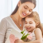 Personalisierte Eingravierte Baby Fuß Anhänger Halskette mit Geburtsdaten und -stein Geburtstag Babyparty Geschenk für Mutter Neugeborenes