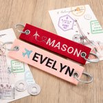 Porte-clés de Voyage Personnalisé avec Nom Brodé sur Feutre Texte Gravé sur Anneau Cadeau d'Anniversaire pour Voyageur