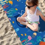 Toalla de playa personalizada mundo marino extra grande de microfibra y secado rápido con inicial y nombre regalo para niños en viajes y veranos