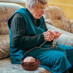 Personalisierte handgefertigte hölzerne Häkeln Stricken Garn Schüssel mit Deckel und eingravierten Namen Geschenk für Mama Oma Craft Lovers