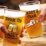 Vaso de cerveza personalizado Drink Up Daddy We Won't Tell Mam Fist Bump 16oz con 1-4 nombres de niños y texto Regalo de cumpleaños del Día del Padre 