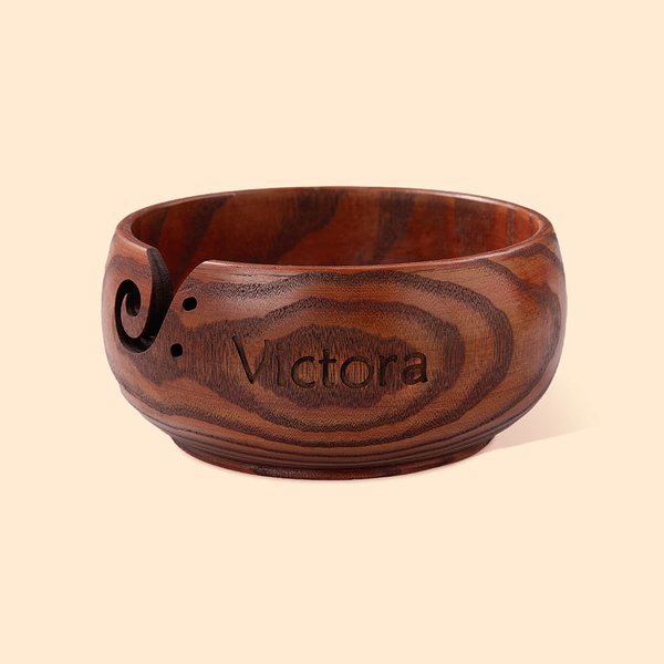 Henkilökohtainen käsintehty käsintehty puinen virkkaus neulominen lanka kulho kannella ja kaiverrettu nimi lahja äidille isoäiti käsityön ystäville