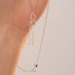 Personligt läckert hebreiskt namnhalsband med födelseblomma Födelsedag judisk Bat Mitzvah-gåva för kvinnor