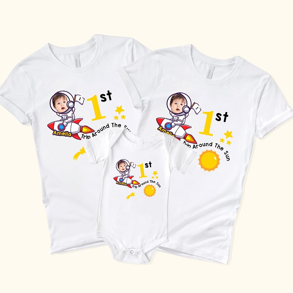 Onesie T-shirt Adulte Personnalisé avec Nom du Bébé Thème First Trip Around The Sun Matching Cadeau Anniversaire Baby Shower pour Nouveaux Parents