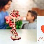Décoration Rose en Bois Personnalisée avec Texte Gravé Ornement Fleur avec Socle Cœur Cadeau Vacances Fête de Famille Emménagement pour Maman