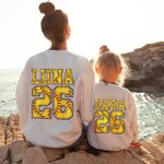 Personalisierte Softball Thema Kinder Erwachsene Sweatshirt mit Namen und Nummer Softball Spiel Geburtstagsgeschenk für Softball Sportliebhaber