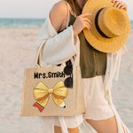 Matita personalizzata Coquette Bow Jute Tote Bag con nome Accessorio da viaggio di grande capacità Regalo di apprezzamento per il giorno dell'insegnan