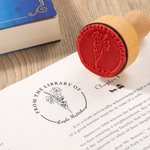 Timbro di gomma personalizzato con impugnatura in legno, fiore di nascita e nome incisi Regalo di compleanno per l'amante dei libri e per il bibliotec