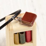 Personalisierte handgemachte Miniatur Bordeaux Bücherregal hölzerne Halskette mit eingraviertem Namen und Leder Bücher Geburtstag Jahrestag Geschenk f