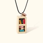 Personalisierte handgemachte Miniatur Bordeaux Bücherregal hölzerne Halskette mit eingraviertem Namen und Leder Bücher Geburtstag Jahrestag Geschenk f