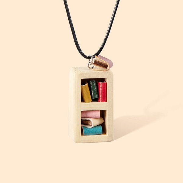 Personalisierte handgemachte Miniatur Bordeaux Bücherregal hölzerne Halskette mit eingraviertem Namen und Leder Bücher Geburtstag Jahrestag Geschenk f