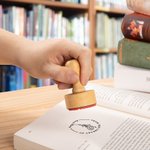 Timbro di gomma personalizzato con impugnatura in legno, fiore di nascita e nome incisi Regalo di compleanno per l'amante dei libri e per il bibliotec