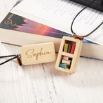 Personalisierte handgemachte Miniatur Bordeaux Bücherregal hölzerne Halskette mit eingraviertem Namen und Leder Bücher Geburtstag Jahrestag Geschenk f