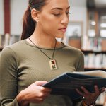 Personalisierte handgemachte Miniatur Bordeaux Bücherregal hölzerne Halskette mit eingraviertem Namen und Leder Bücher Geburtstag Jahrestag Geschenk f