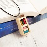 Personalisierte handgemachte Miniatur Bordeaux Bücherregal hölzerne Halskette mit eingraviertem Namen und Leder Bücher Geburtstag Jahrestag Geschenk f