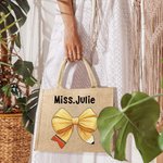 Matita personalizzata Coquette Bow Jute Tote Bag con nome Accessorio da viaggio di grande capacità Regalo di apprezzamento per il giorno dell'insegnan