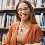 Personalisierte handgemachte Miniatur Bordeaux Bücherregal hölzerne Halskette mit eingraviertem Namen und Leder Bücher Geburtstag Jahrestag Geschenk f