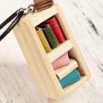 Personalisierte handgemachte Miniatur Bordeaux Bücherregal hölzerne Halskette mit eingraviertem Namen und Leder Bücher Geburtstag Jahrestag Geschenk f