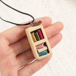 Personalisierte handgemachte Miniatur Bordeaux Bücherregal hölzerne Halskette mit eingraviertem Namen und Leder Bücher Geburtstag Jahrestag Geschenk f