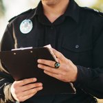 Anello personalizzato con pietra preziosa e testo inciso per le forze dell'ordine, regalo di laurea e apprezzamento per il poliziotto