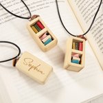 Personalisierte handgemachte Miniatur Bordeaux Bücherregal hölzerne Halskette mit eingraviertem Namen und Leder Bücher Geburtstag Jahrestag Geschenk f