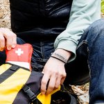 Bracciale in pelle PU a doppio avvolgimento con chiusura magnetica e testo inciso, regalo di sopravvivenza di emergenza per uomini e donne.