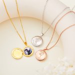 Personligt halsband med blomma och foto med graverat namn perfekt som födelsedags eller julklapp för kvinnor