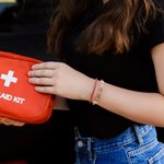Bracciale in pelle PU a doppio avvolgimento con chiusura magnetica e testo inciso, regalo di sopravvivenza di emergenza per uomini e donne.