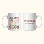 Tazza in ceramica personalizzata Helping Little Minds Grow Cute Flowers 11oz 15oz con nome Compleanno Apprezzamento Regalo di ritorno a scuola per l'i