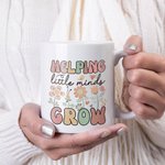 Tazza in ceramica personalizzata Helping Little Minds Grow Cute Flowers 11oz 15oz con nome Compleanno Apprezzamento Regalo di ritorno a scuola per l'i