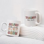 Tazza in ceramica personalizzata Helping Little Minds Grow Cute Flowers 11oz 15oz con nome Compleanno Apprezzamento Regalo di ritorno a scuola per l'i
